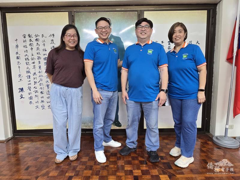 115年度海外華裔青年臺灣觀摩團團長暨菲華青年服務團總團部副理事長郭彥希（右2）、副團長顏欣欣（右1）、聯絡吳雪玲（左2）、總務高潤植（左1）