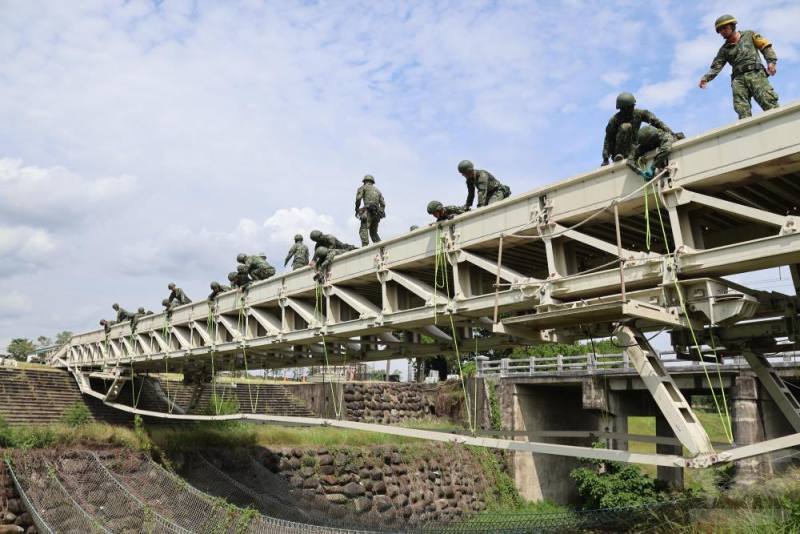 52工兵群工兵支援營橋二連日前實施MGB中框橋架設訓練。（52工兵群提供）