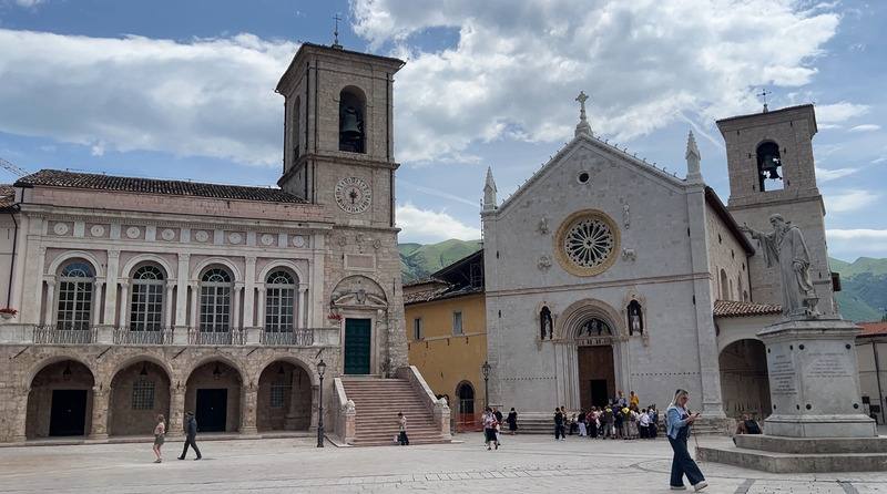 義大利中部古城諾西亞（Norcia）是天主教聖人聖本篤家鄉，也是知名火腿產地。2016年發生嚴重震災，圖中右方的聖本篤大教堂坍塌、傷亡慘重，歷經10年完成重建。