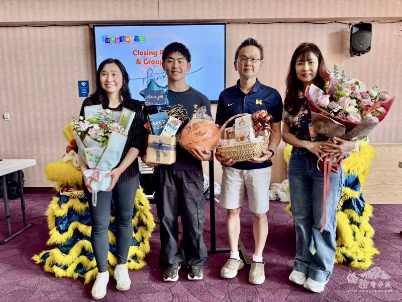 團長賀婉青（右1）特別感謝林建豪（左2）及父母林祐利（右2）、吳美玲（左1）投入領導行列，成為學生志工最堅強的後盾。(謝雅玲提供)