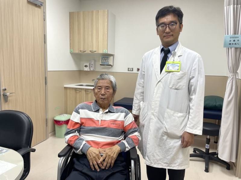 台中81歲林姓男子（左）的家人探視時，發現林男2天未進食喝水身體不適送醫，檢查為急性腎衰竭且心律不整恐致命，經治療恢復穩定。台中市立老人復健綜合醫院腎臟科主任王捷賢（右）提醒，照顧者應特別留意長者每日飲食與飲水狀況，若有異狀應儘速就醫。（中醫大市立醫院提供）