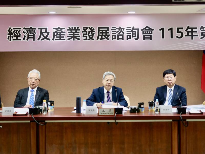 經諮會由經濟部龔部長擔任召集人，與共同召集人全國工業總會許勝雄榮譽理事長及台灣區電機電子工業同業公會劉揚偉理事長共同出席首場經諮會大會。