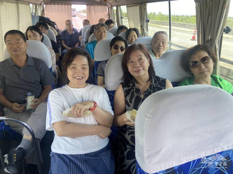 菲律賓北線臺灣廠商聯誼會會員及眷屬搭乘遊覽車前往活動會場，車內歡樂合影