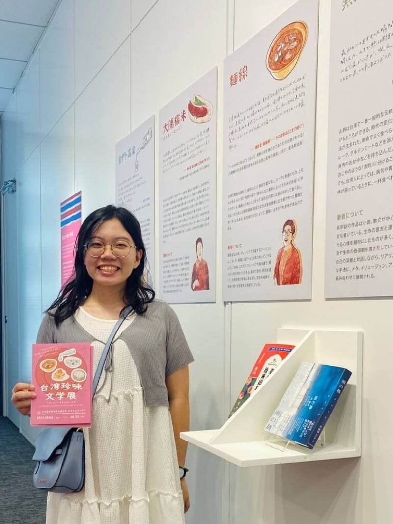 教育部13日發布新聞稿，介紹多名克服身體病痛的總統教育獎得主。台灣師範大學學生蔡詠昕（圖）因先天脊柱與下肢發育不全，每天都活在疼痛的折磨中，但身體限制並未阻礙學習腳步，不僅雙主修美術和歷史，還修讀教育學程。（教育部提供）