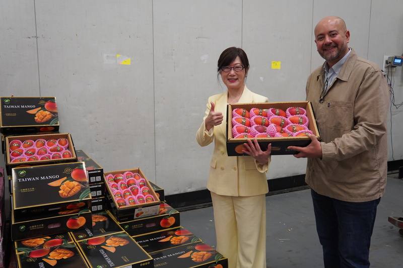 台灣愛文芒果首次進入法國市場，駐法代表郝培芝（左）拜訪法國進口商Sun 7 Fruits，負責人夏蒂耶（右）盛讚台灣水果品質「真的是頂級」。