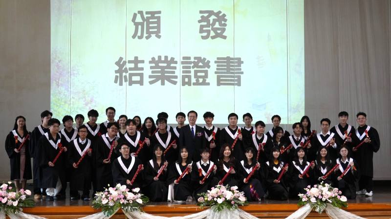 臺師大僑先部114學年結業典禮，由臺師大副校長楊鎮華頒發畢業證書