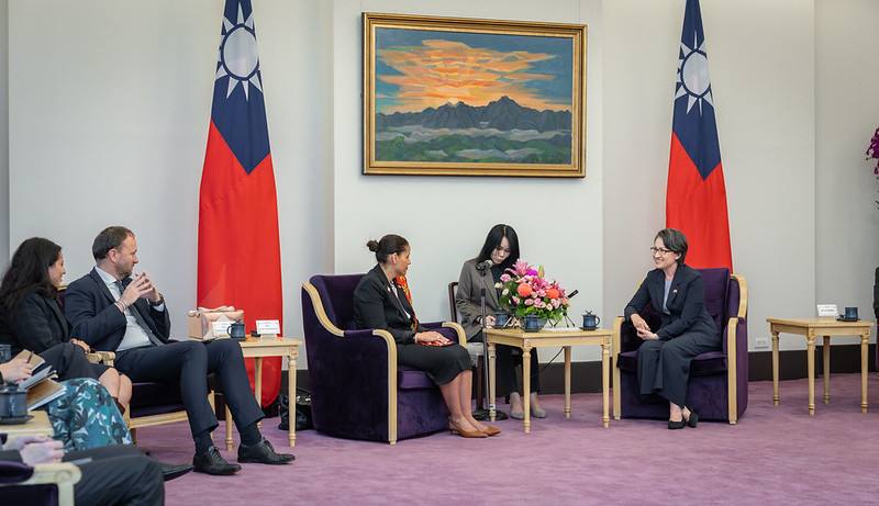 副總統接見「法國國民議會外交委員會書記游蘇法訪團」並相互交流