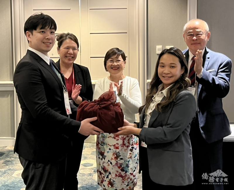 徐佳青見證北美洲臺灣商會聯合總會青商部新任會長及監事長誕生，(左1)滿任會長簡子堯、(右1)新任會長康宜㚬