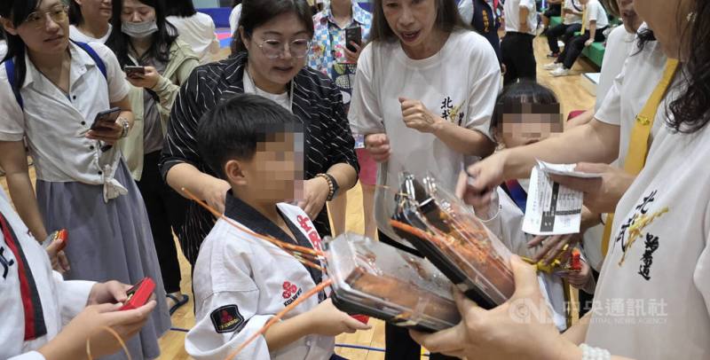 澎湖「北武盃」全國跆拳道錦標賽，來自國內100多位選手，13日起連2天在澎湖多功能綜合體育館同場比勢，展出力與美的競技，獲得冠軍選手還可獲贈小龍蝦。