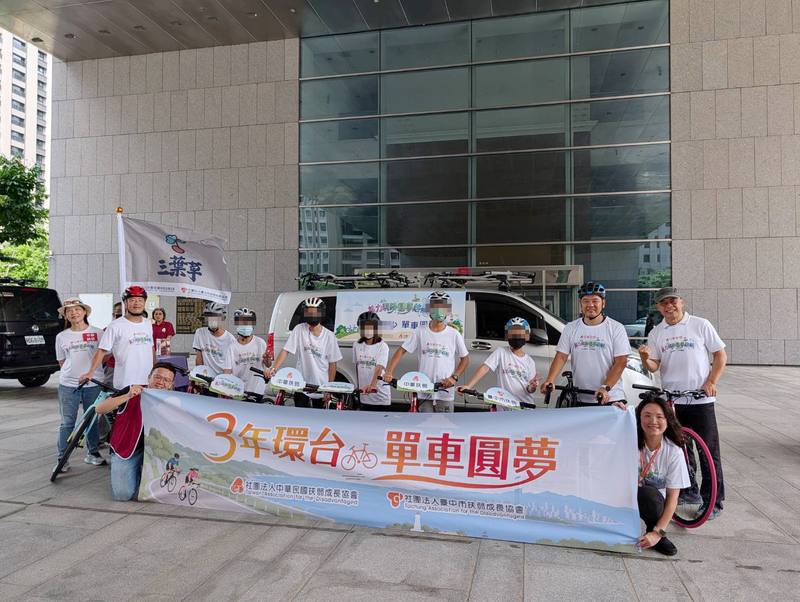 中華民國扶弱成長協會等輔導特殊境遇兒少成立「三葉草」單車隊13日辦授旗儀式，將展開環台挑戰計畫，期盼孩子培養獨立生活、克服萬難、團隊互助進而表達分享。