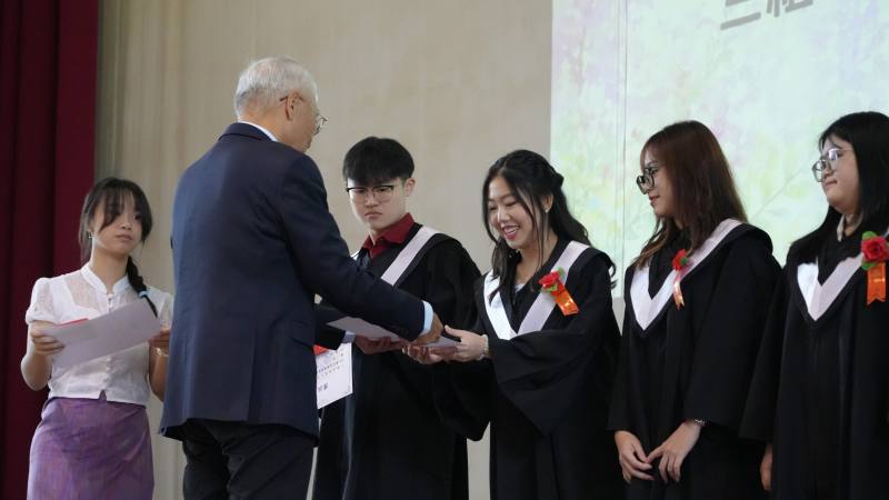 張良民頒發結業優秀學生獎