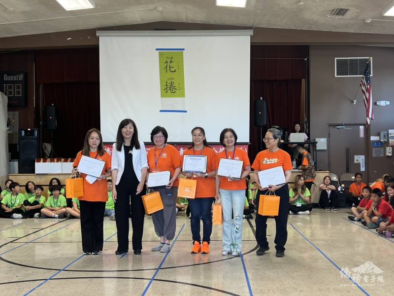 主任莊雅淑（左2）與金山灣區文化教師團隊合照