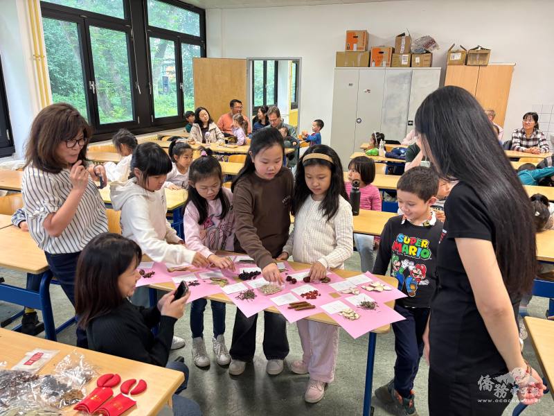 學員透過繪本、聞香與虎頭包彩繪，認識臺灣漢藥店文化