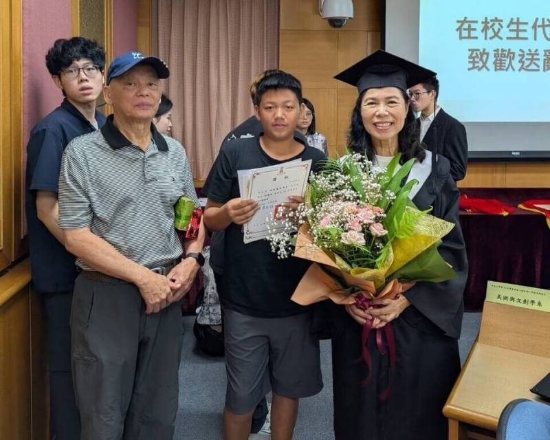 華梵大學近年積極推動熟齡教育，114學年度已有半數學生超過45歲，13日舉辦的畢業典禮中也有不少資深畢業生，其中67歲路麗珠（前右）同時拿下斐陶斐會員、書卷獎、傑出表現、熱心服務等4項榮譽。（華梵大學提供）