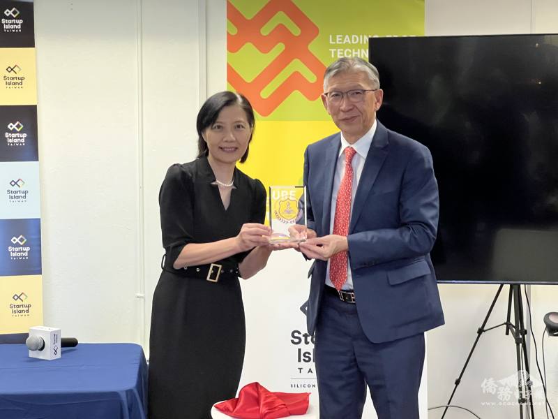 臺北醫學大學董事長陳瑞杰(右)與北醫北美基金會執行長劉嘉寧(左)共同揭牌