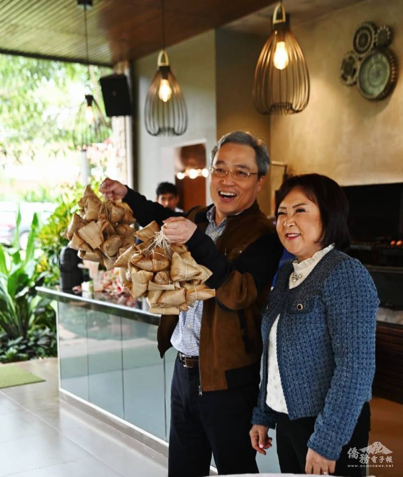 巴拉圭亞松森中華會館理事長暨僑務委員古美桂(右)特別親手準備粽子，與駐巴拉圭大使李岳融(左)及與會同仁一同分享佳節喜悅