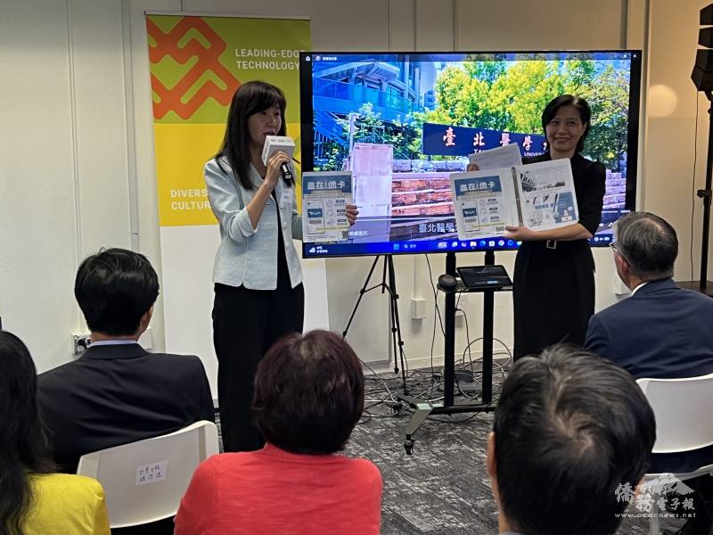 金山灣區文教中心主任莊雅淑向與會來賓介紹僑務委員會推動的i僑卡服務，及海外僑胞返臺健康檢查等相關資源