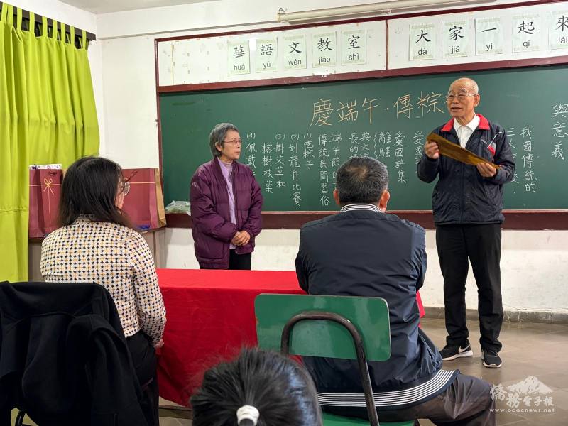 老師林世健及曾夢萍講解如何包粽子