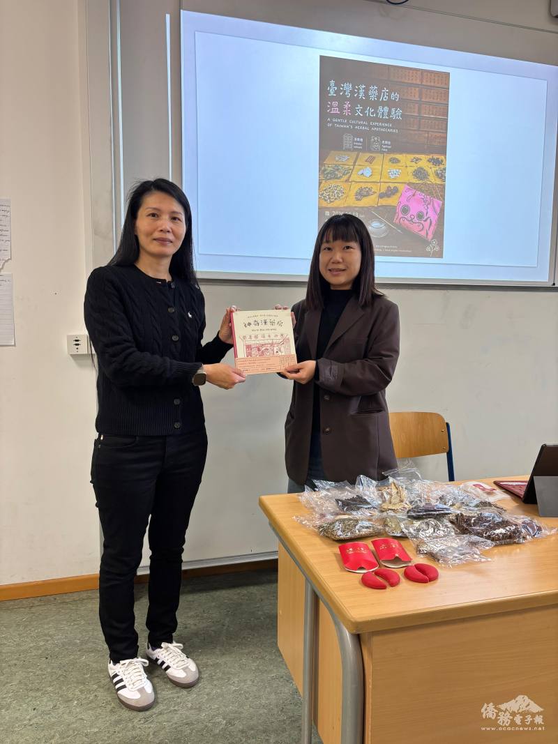 潤島文創工作室創辦人李昀諭講師（右）致贈「神奇漢藥房」繪本予僑校典藏