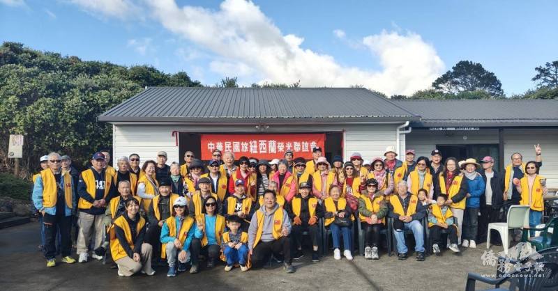 紐西蘭榮光聯誼會參與會員齊聚合影(下排左5為紐西蘭榮光聯誼會會長郭力銘)