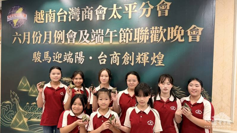 太平省 SOS 育幼院兒童嚐臺灣粽子