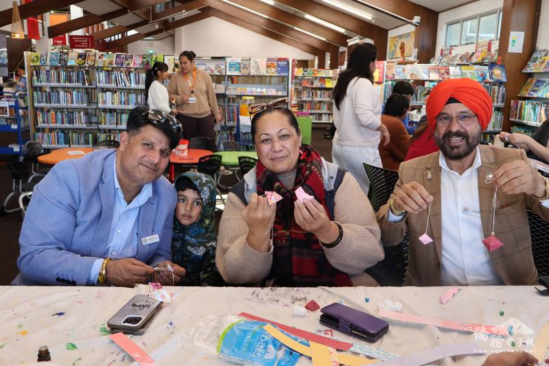 (左起)Otara-Papatoetoe區議會委員Sandeep Saini、Manukau選區市議員Lotu Fuli、Otara-Papatoetoe區議會委員
Jeet Singh等3人皆全程參與並且動手學習製作香包