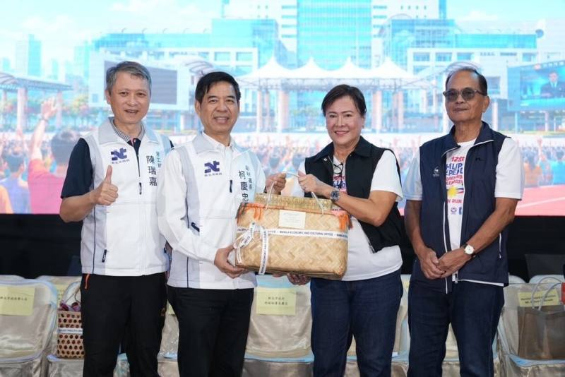 新北市政府與菲律賓馬尼拉經濟文化辦事處14日合辦菲律賓國慶慶祝活動，新北市副秘書長柯慶忠（左2）及菲律賓駐台代表彭科蓉（Corazon A. Padiernos）（右2）互贈紀念禮，象徵兩國友好。（勞工局提供）