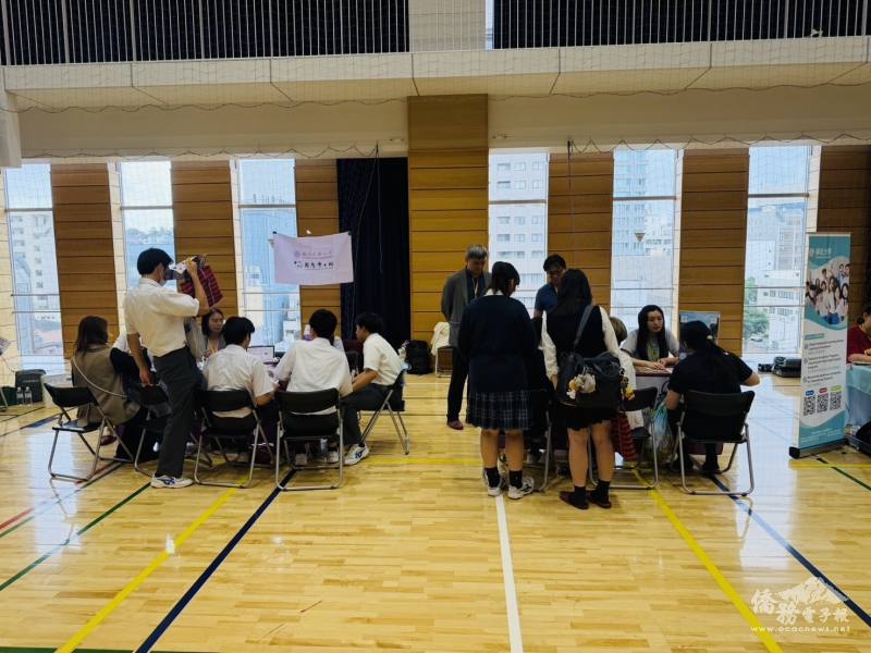 日本學生及家長把握機會與台灣大學代表面對面交流，深入了解科系特色、升學制度及留學環境。（橫濱中華學院提供）