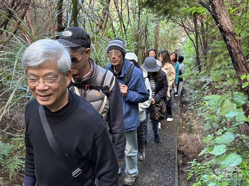 會員在健行過程中親近自然、交流情感
