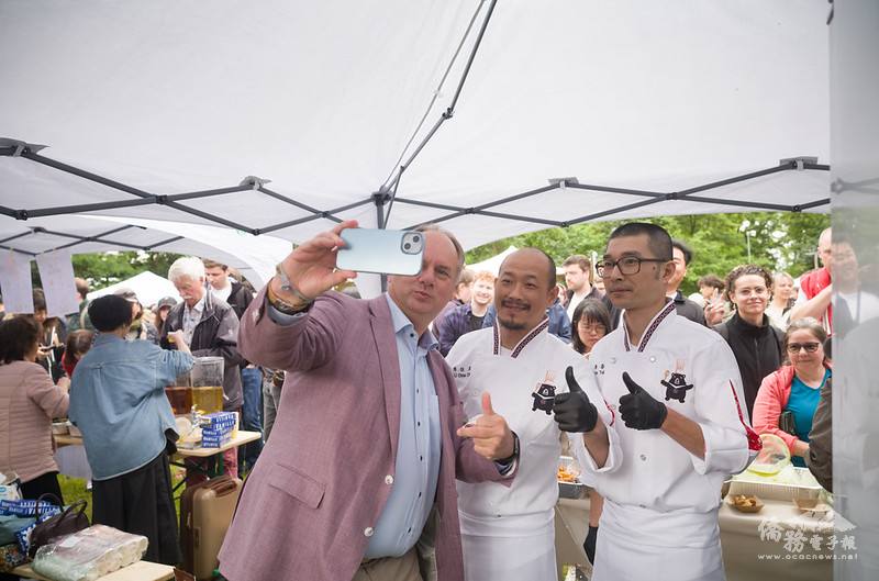 德勒斯登市長 Dirk Hilbert 與桃園喜來登酒店廚藝總監暨主廚李佳其、廖泰竣自拍合影