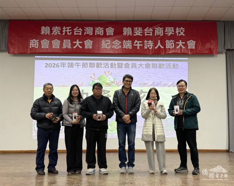 摸彩得主合影
