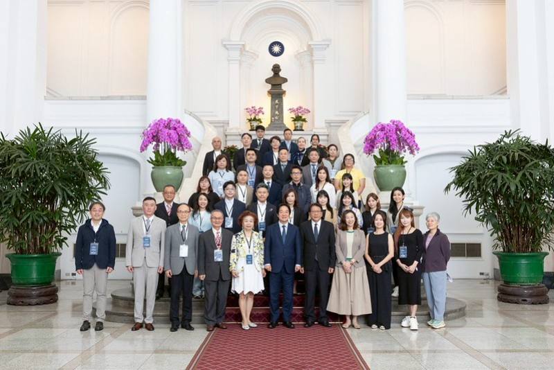 總統與「亞太再生醫學學會」訪賓一行合影