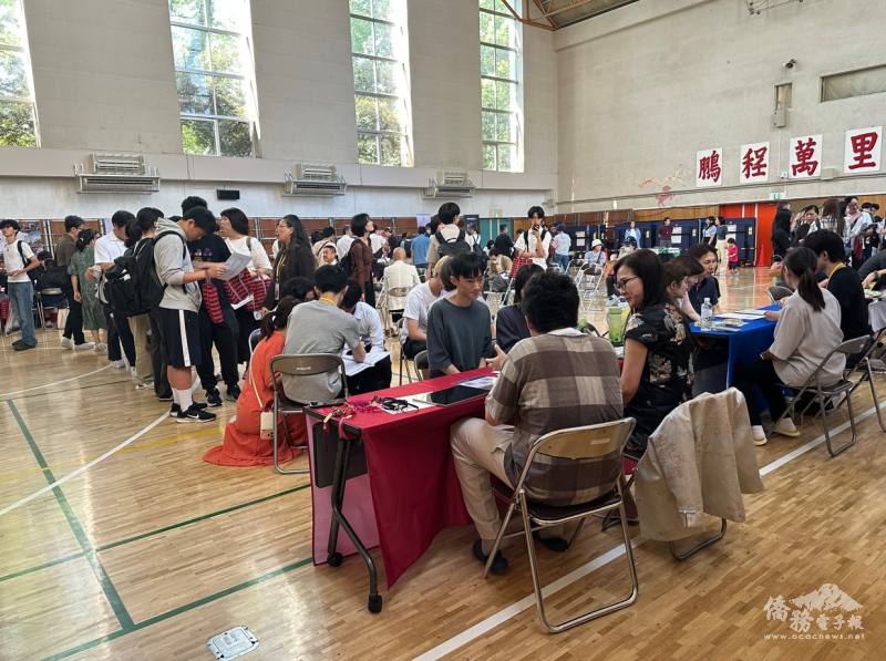 臺灣18所國私立大學於東京中華學校設置留學諮詢攤位，學生及家長詢問絡繹不絕。（東京中華學校提供）