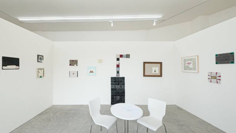 「一個不在藝術博覽會裡的博覽會展位」展覽帶來葡萄牙藝術家費南德斯（Priscila Fernandes）與西班牙藝術家巴倫尼卡（Marta Barrenechea）作品，展場設計如將藝術博覽會的攤位搬到藝廊中，於新北八里藝文空間ss space space展出至21日。（ss space space、朱淇宏提供）
