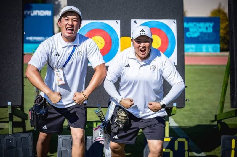 Taiwanese archers Chang Cheng-wei (left) and Huang I-jou celebrate their victory at the Archery World Cup event in Turkey on Saturday. Image source: facebook.com/ArcheryWorldCup