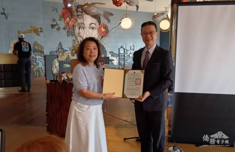 劉翼平(右)恭賀陳淑芳續任僑務顧問，代表僑務委員會頒贈聘書，期勉持續協助推動僑務工作不遺餘力。