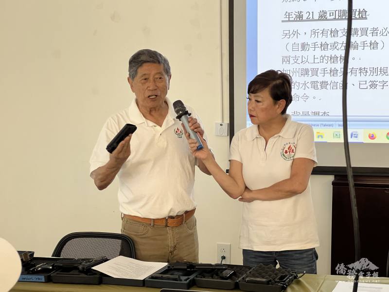 射擊比賽召集人胡質淨(左)與副召集人陳宗義(右)合影