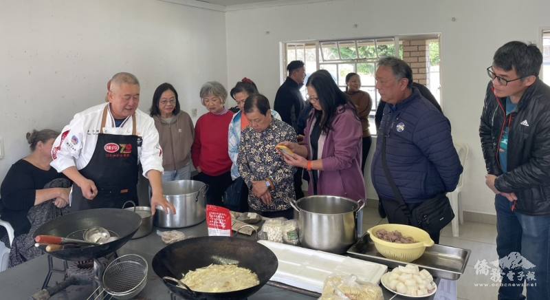 潘岱儒講解料理食材處理方式