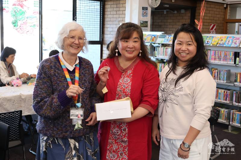 (左起)Papatoetoe圖書館經理Roslynne Palmer、紐西蘭中華婦女會副會長許文旖、指導老師張議文