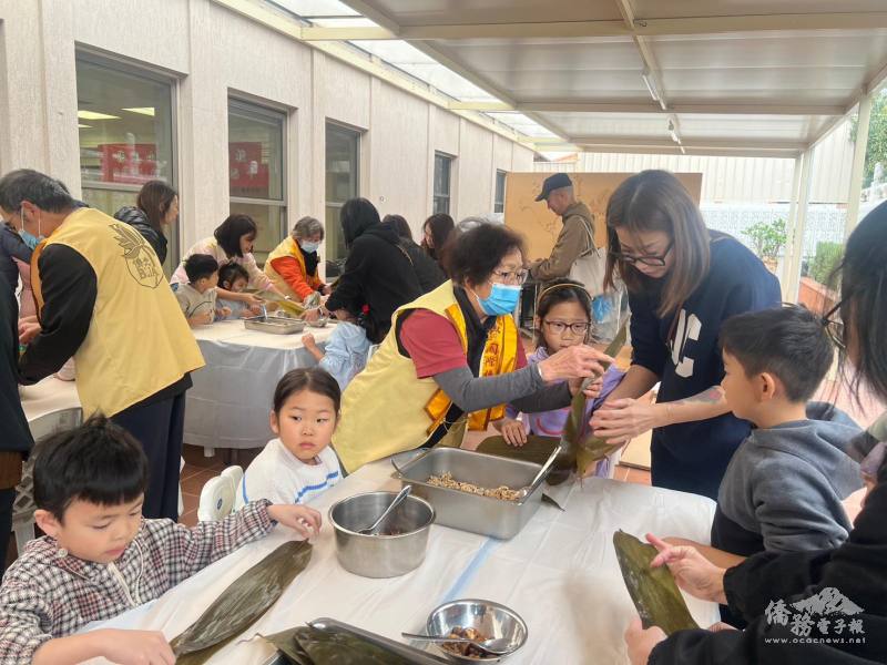 佛光山義工教導家長和學生如何包粽子