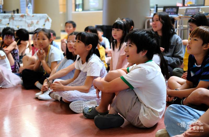 學生專心聆聽老師講解端午節由來、屈原故事及臺灣端午節習俗，透過文化導入課程認識傳統節慶意涵
