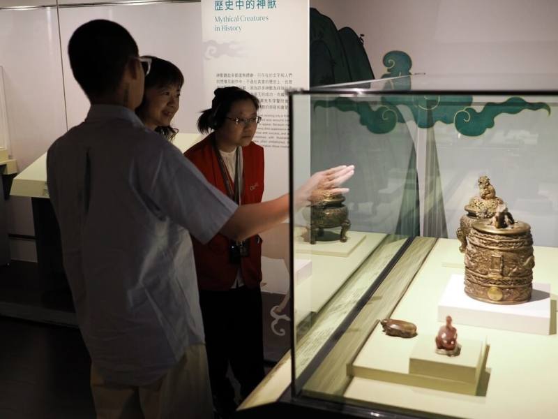 國立故宮博物院15日舉辦「轉心之間—我的神獸使用說明書」家庭日暨成果發表活動，桃園矯正學校敦品中學學生走進展場，為家人、師長與貴賓導覽故宮文物。（故宮提供）