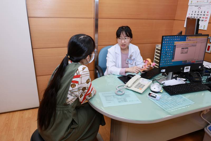 童綜合醫院婦產部醫師許伊婷（右）表示，荷爾蒙替代療法（HRT/MHT）目前仍是更年期最有效的緩解方式，過去一項研究被過度放大與誤導，才造成民眾對荷爾蒙治療的恐懼。