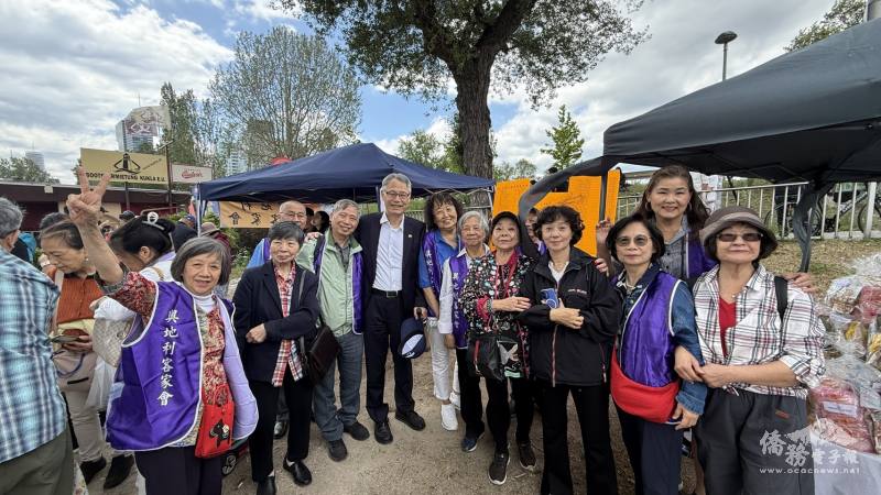 劉玄詠與客家會工作人員合影，肯定眾人為奧地利僑界的努力
