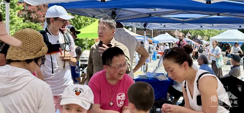 高家富和造訪民眾們互動