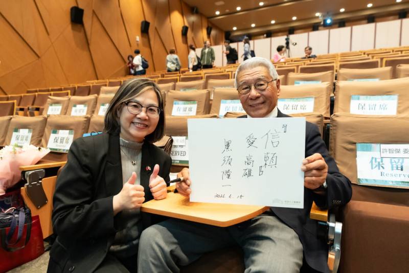 高雄市與日本東京都八王子市締結友好交流協定邁入20週年，前八王子市長、八王子台灣友好交流協會理事長黑須隆一（右）15日訪台，在高市圖總館發表演講，並與高市圖館長李金鴦（左）合影。（高雄市文化局提供）