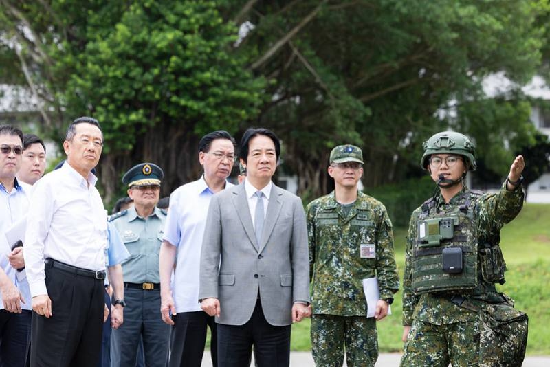 總統前往「陸軍關渡指揮部」，視導防空接戰演練