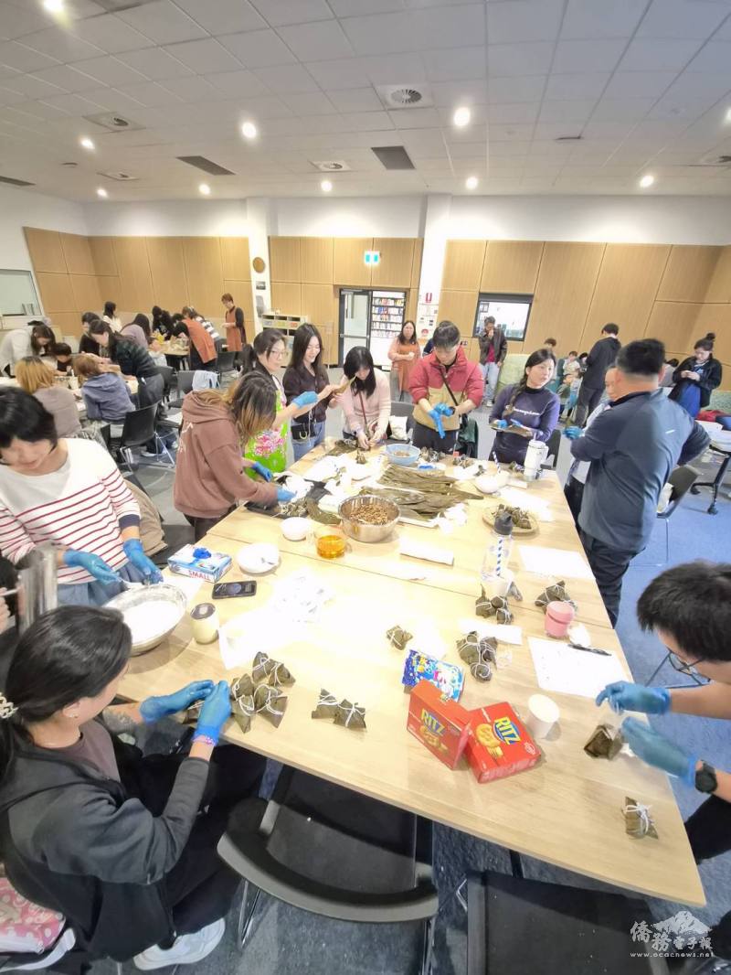 臺灣鄉親學習製作客家粄粽
