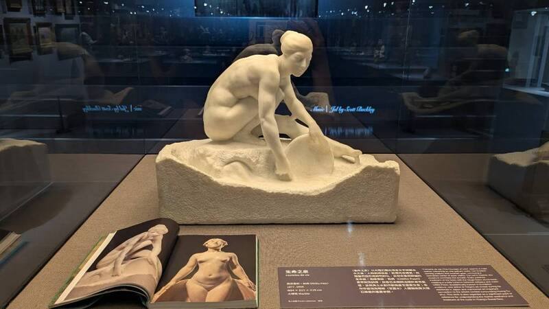 國立台灣師範大學美術館正推出「共生之華－日本美術璀璨時代與台灣之交會」特展，義大利雕塑家佩西（Ottilio Pesci）大理石雕塑作品「生命之泉」展出，該作可對照雕塑家黃土水「甘露水」。