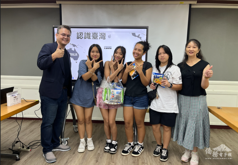 李偉農科長(左1)及張美玉老師(右1)頒獎給冠軍隊伍